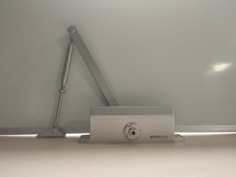 Дверной доводчик для двери морозостойкий MANTELLA до 75кг серебро